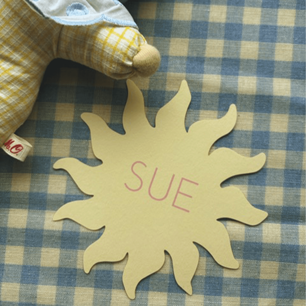 Mae | Zonvorm geboortekaartje butter yellow